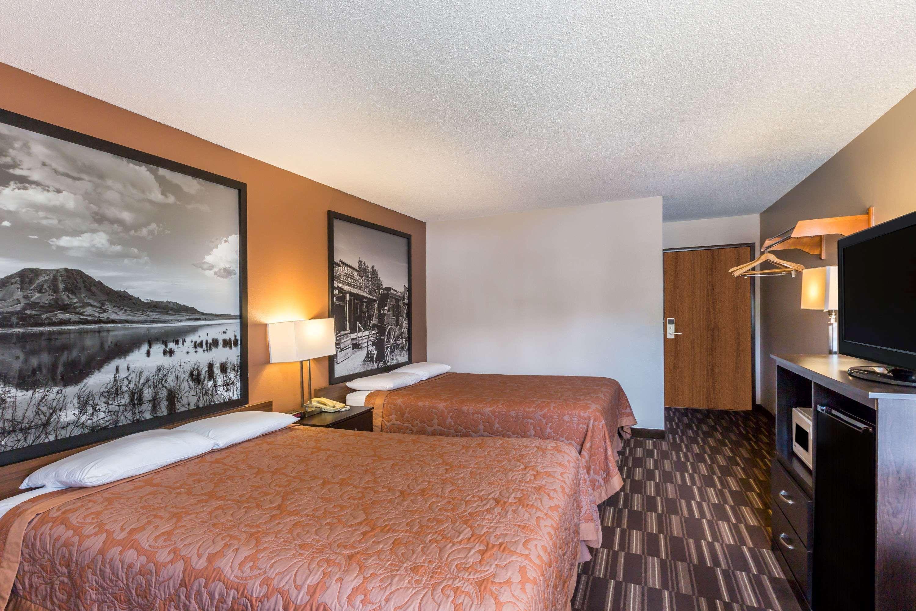 Super 8 By Wyndham Madison Hotell Exteriör bild